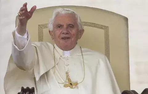 Benedicto XVI dice que la guerra ultraja la dignidad humana y arruina la paz