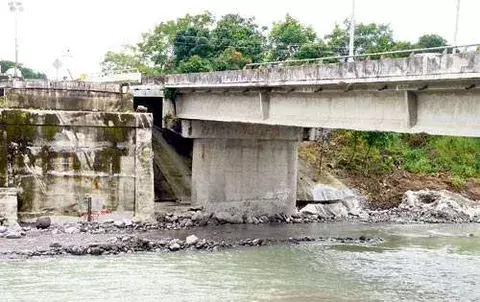 Técnicos intentan salvar segundo puente ubicado sobre el río Piedra 