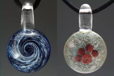 Collares y anillos con los restos mortales de mascotas, última moda en EEUU