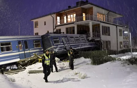 Una mujer robó un tren y lo estrelló contra un edificio