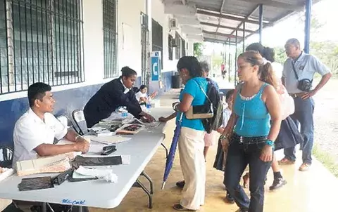 Estudiantes reciben pago de becas en la provincia de Coclé 