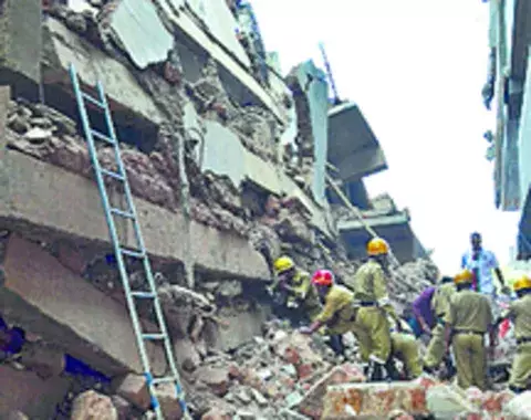 Desastre en edificación de cinco niveles en India causa 7 decesos  