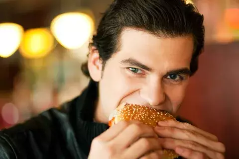 La comida rápida causa infertilidad en los hombres