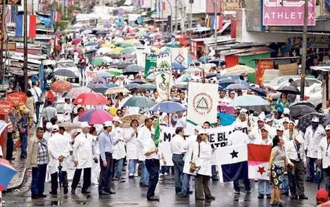 Médicos mantienen  el paro 