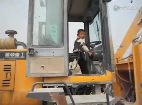 Tiene 5 años y maneja como un profesional 