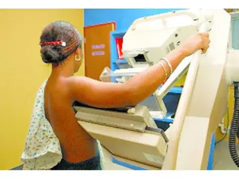 El cáncer de mama se puede detectar mediante una  mamografía   