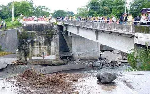 Reparan puentes afectados  para normalizar la actividad 