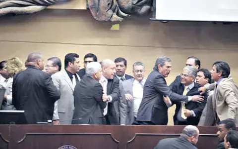 La sesión  tuvo que  ser suspendida tras el incidente. 