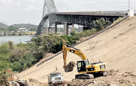 En las bases del Puente de las Américas
