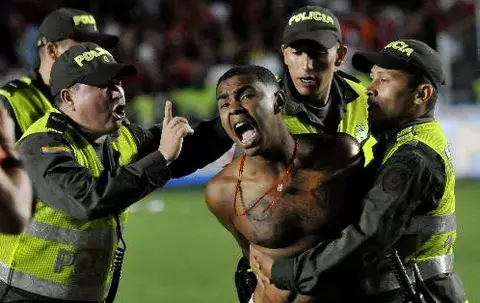Quince heridos y 62 detenidos dejan disturbios tras descenso del América