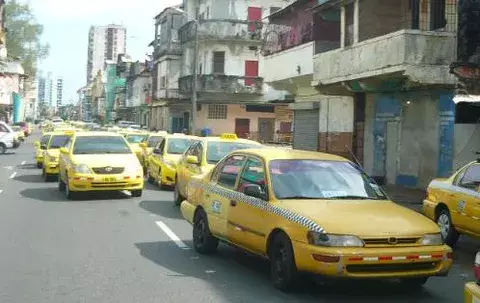 Taxis realizan una caravana en rechazo al contrato de concesión de la ATTT