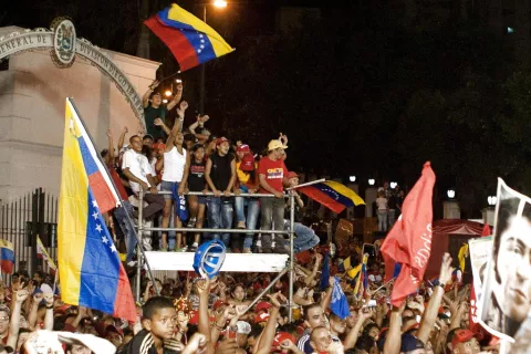 Chávez amplía ventaja