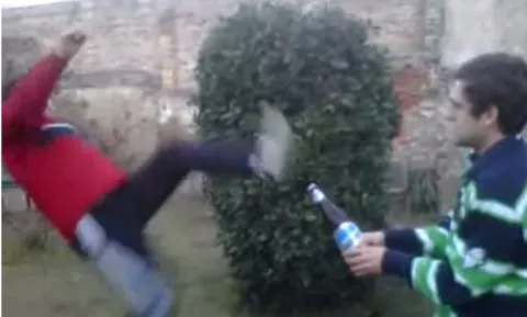 Hace "chilenas" para destapar cervezas ¡VIDEO!
