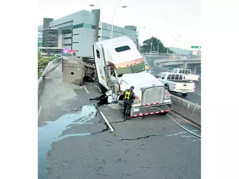 Camiones se vuelcan y cierran vías 