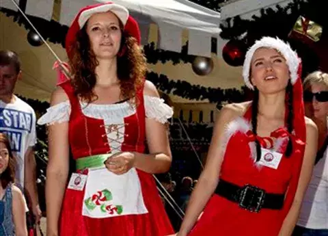 Papás Noel del mundo se ejercitan en su cumbre anual 