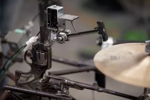 Artista mexicano hace instrumentos musicales con armas de fuego