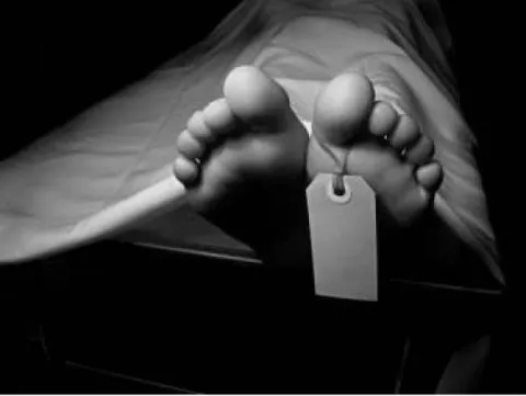 Días después de realizarle su funeral un joven regresa a casa