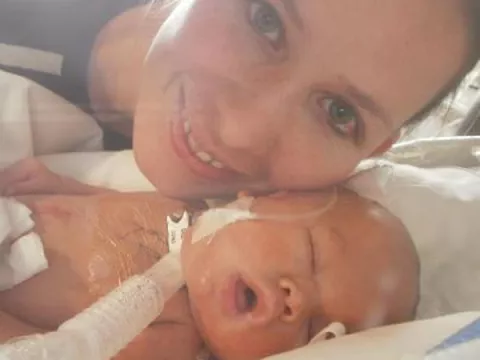 Bebé sobrevivió 12 horas en una morgue