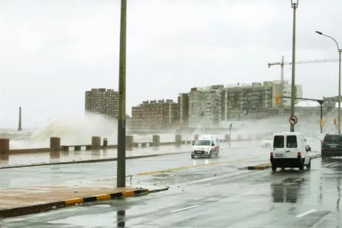 Daños en viviendas y desbordes por tormentas y fuertes lluvias en Uruguay