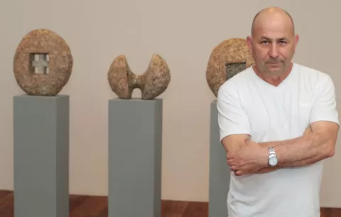 EVENTO: Exposición de esculturas de piedra en centro cultural de España