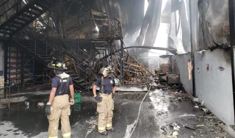 Incendio difícil de controlar ante la falta de hidrantes en galeras de Mañanitas