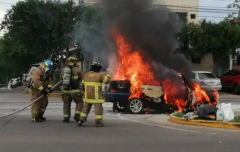 Se incendia vehículo en la Avenida de las Américas en La Chorrera