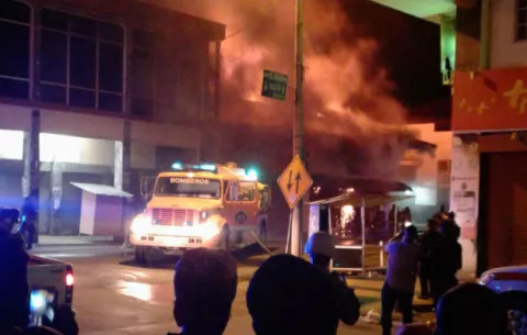 Se registra incendio en un minisúper de la Avenida Bolívar de la ciudad de Colón 