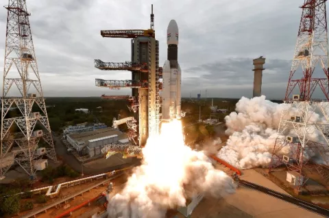 La India lanza con éxito su misión al inexplorado polo sur de la Luna