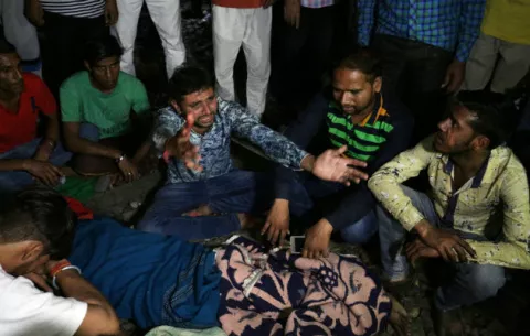 Tren atropelló al menos 50 personas que celebraban una fiesta religiosa en la India  