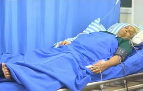 Mujer de 73 años y su esposo de 80 tienen gemelas sanas en la India