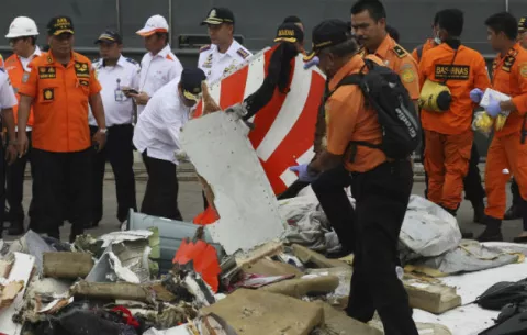 Buscan cajas negras del avión estrellado con 189 ocupantes en Indonesia
