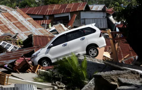 Hallan a 34 niños sepultados por terremoto y tsunami en Indonesia; se elevan a 1, 234 la cifra de muertos