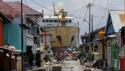 Población afectada por el terremoto en Indonesia clama por comida y agua