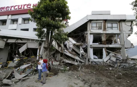 Siguen bajo escombros y barro más de mil personas tras terremoto en Indonesia