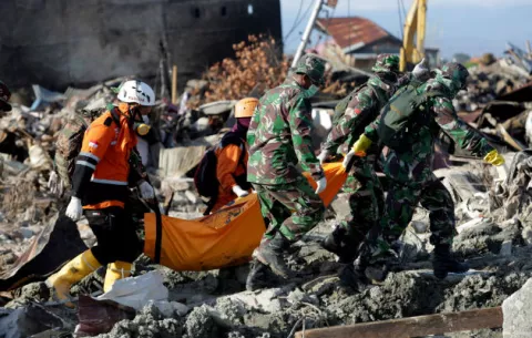 Terremoto de 7,5 y tsunami en Indonesia eleva a casi 2,000 muertos y 5,000 desaparecidos 