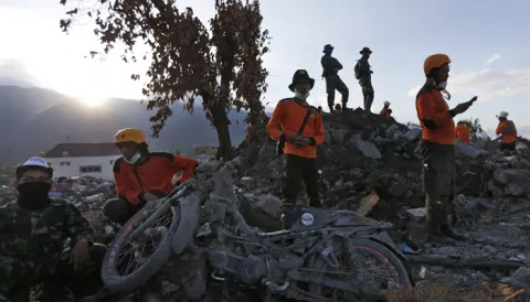 Al menos 3 muertos tras un terremoto de magnitud 6 en Indonesia