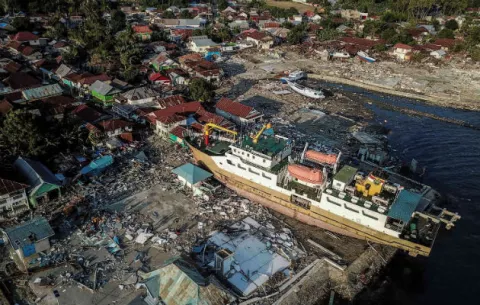 Se elevan a 844 la cifra de muertos por los terremotos y el tsunami en Indonesia 