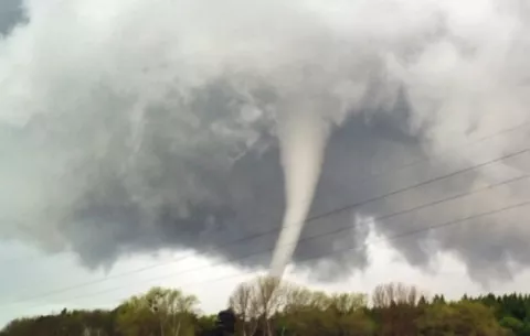 Susto en Indonesia tras la formación de un tornado que deja un muerto 