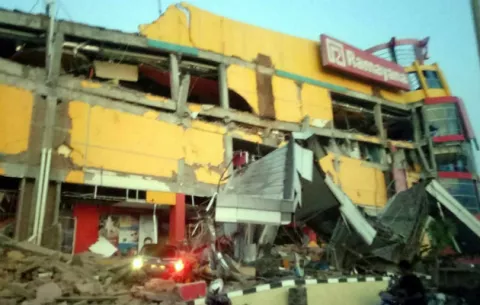 Indonesia con varios muertos por tsunami y un terremoto de 7,5