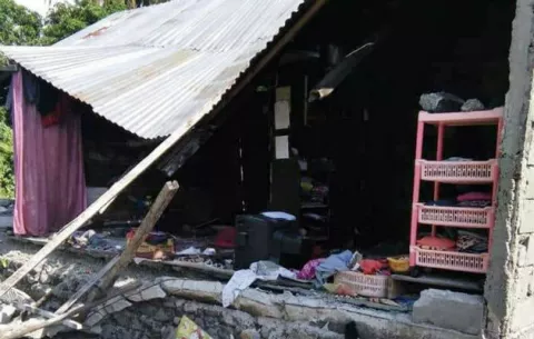 Dos ciudades de Indonesia son azotadas por tsunami tras sismo de 7,5 grados
