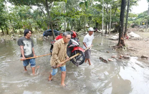 Disminuyen esperanzas de encontrar con vida a 159 desaparecidos por el tsunami en Indonesia