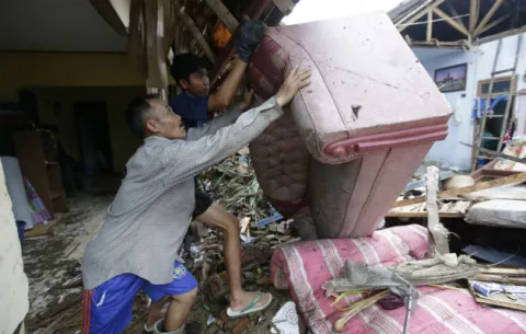 ¡Amenaza! Se incrementa actividad del volcán que causó el tsunami en Indonesia