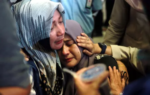 Sin rastro de vida de los 188 ocupantes del avión estrellado en Indonesia