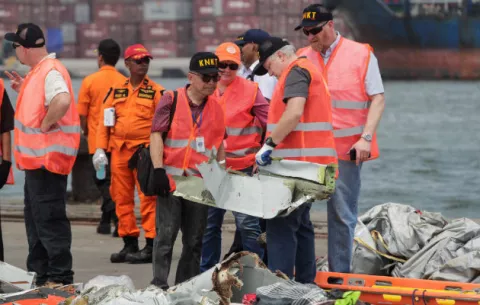 Indonesia encuentra la caja negra del avión accidentado con 189 ocupantes