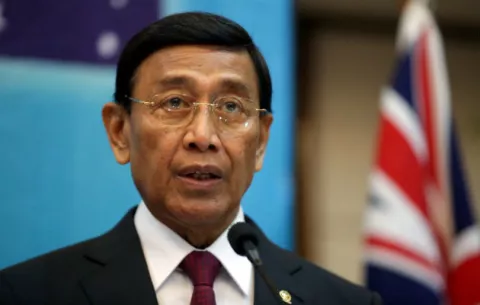 Un hombre ataca con un cuchillo al ministro de Seguridad indonesio