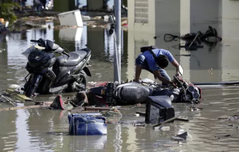 Indonesia busca supervivientes entre réplicas después de terremoto y tsunami