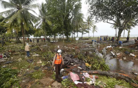 Indonesia busca supervivientes del tsunami y vigila el volcán que lo ocasionó