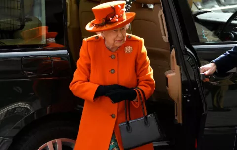 Isabel II cuelga por primera vez un comentario en Instagram