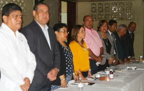 Docentes del Instituto Nacional levantan paro y reanudarán clases mañana