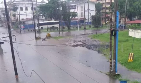 Inundaciones afectan varias calles de Colón